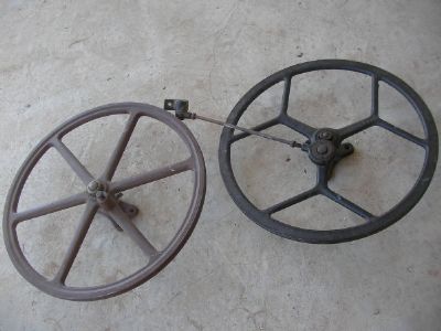 גלגלים  עתיקים  ממכונת  תפירה  singer